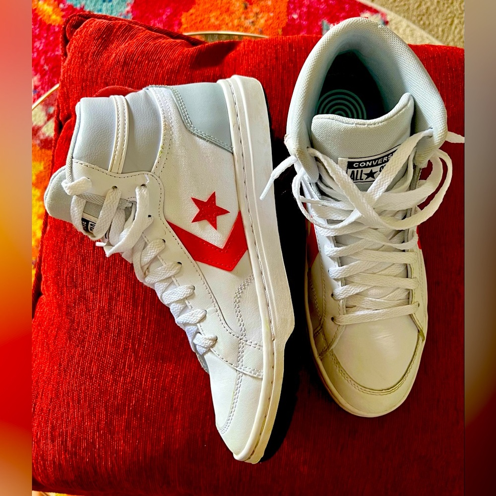 Hi-top Converse. RED/WHITE/GRAY.